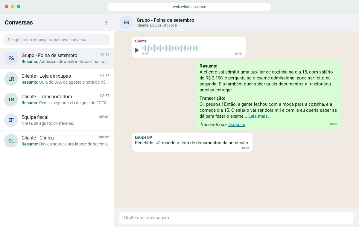 Exemplo do WhatsApp Web no computador do escritório: no grupo de um cliente, o áudio sobre a admissão de uma funcionária aparece com resumo e transcrição, e a equipe do departamento pessoal responde.