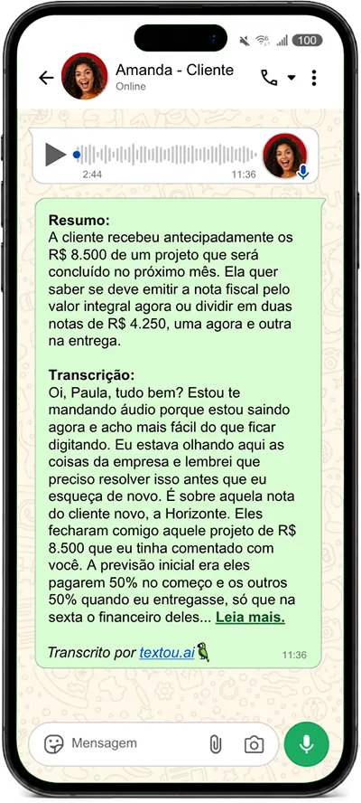 Conversa do WhatsApp mostrando um áudio de 2min44 transcrito pela Textou.ai, com o resumo antes da transcrição completa